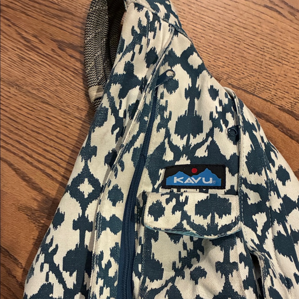 Kavu Navy and White Patterned Sling Bag - Picture 2 of 16